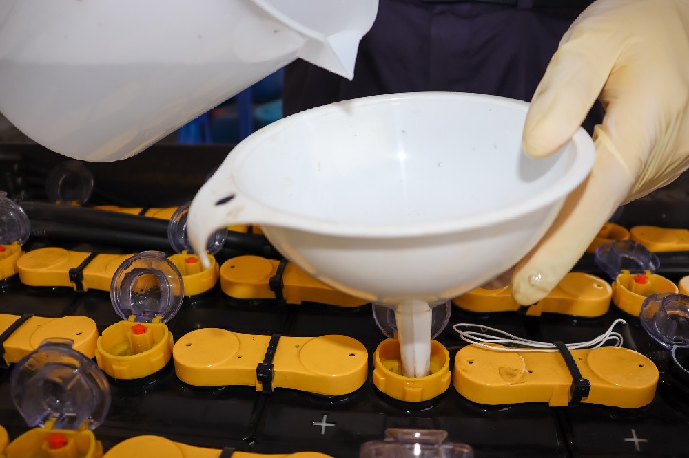 充電前，充電后，叉車(chē)電池應(yīng)該在什么時(shí)候加水？