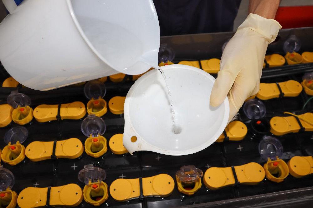 充電前還是充電后，叉車(chē)電池應(yīng)該在什么時(shí)候加水？