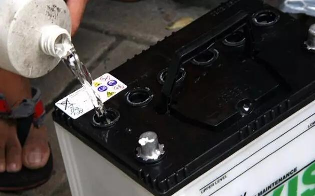 電瓶需要加什么水？如何加水？