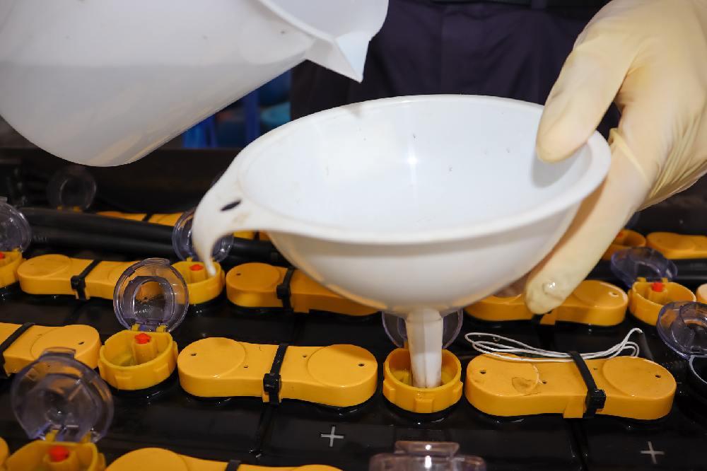 電瓶里面沒水了應(yīng)如何處理？缺水會對電瓶造成何種損害？